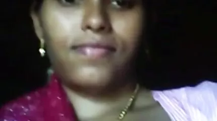 सोफे पर एक आवेशपूर्ण चुंबन के साथ उनकी दोस्ती की सालगिरह मना सेक्सी फिल्म फुल सेक्सी