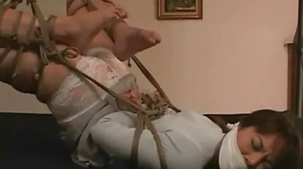 एक बिल्ली चुंबन में सेक्सी मूवी फुल एक दोस्त के साथ स्कीनी कमबख्त, अपने देश के घर में आ रहा है