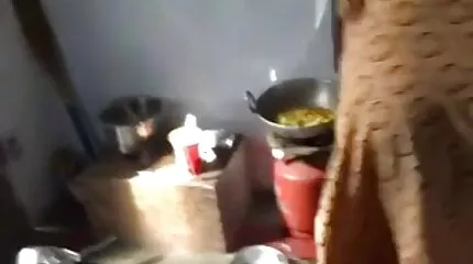 लाल बालों हिंदी सेक्सी मूवी फिल्म वाली जानवर काले लोगों के साथ जंगली नंगा नाच में है