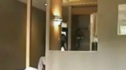 वह 25 सेमी में एक काले आदमी के सरपट दौड़ने वाले सदस्य के लिए लाल बालों वाली विलाप करती सेक्सी हिंदी मूवी है